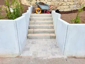 Beton-Mauerscheiben mit Treppe und Schubkarre im Gartenbauprojekt in Höchstadt