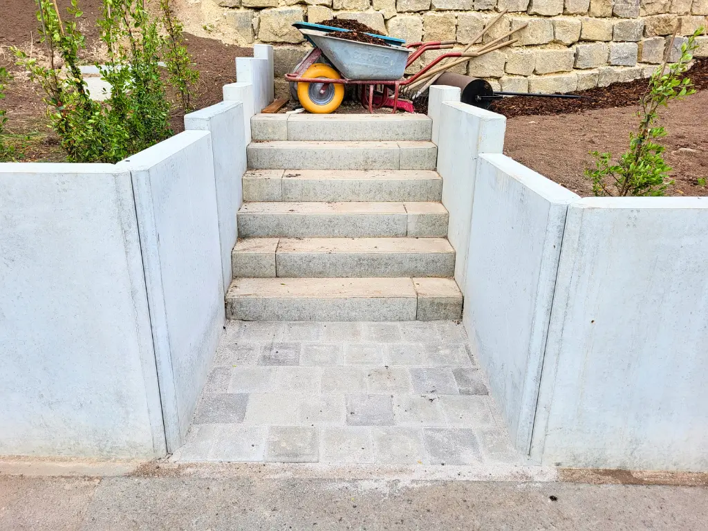 Beton-Mauerscheiben mit Treppe und Schubkarre im Gartenbauprojekt in Höchstadt