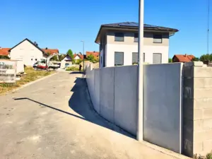 Mauerscheiben entlang einer modernen Einfahrt mit Neubau in Höchstadt