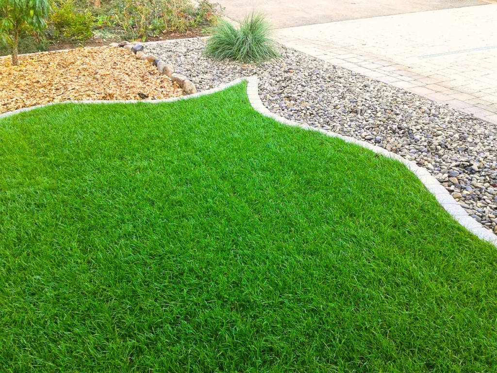 Rollrasen mit geschwungener Beetkante und Kiesstreifen