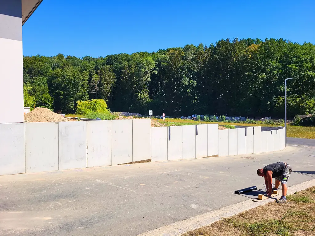 Gartenmauer mit Mauerscheiben als Hangbefestigung und Straßenabgrenzung