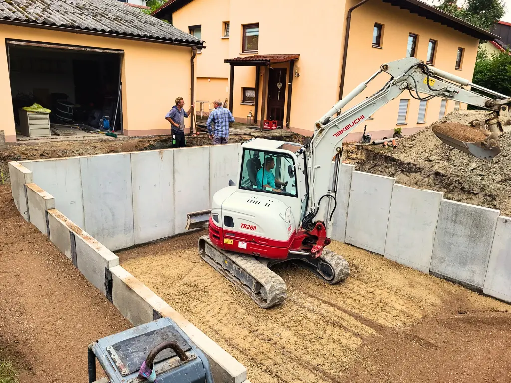 Baggerarbeiten für Mauerscheibenmontage im privaten Garten