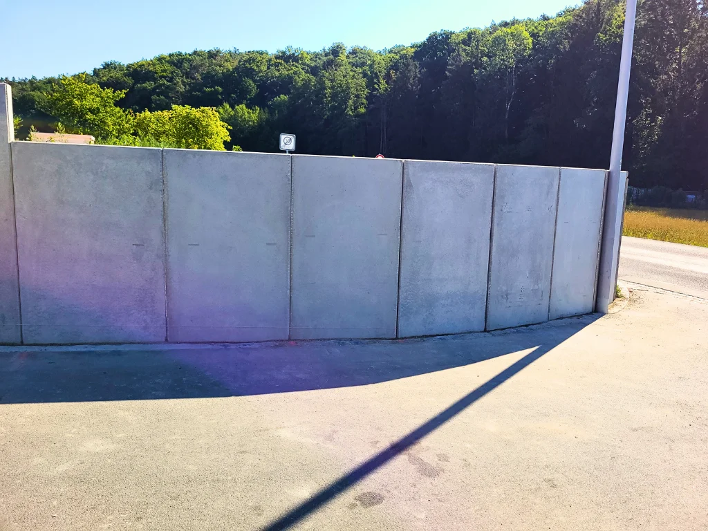 Runde Betonmauer aus Mauerscheiben als Straßeneinfassung